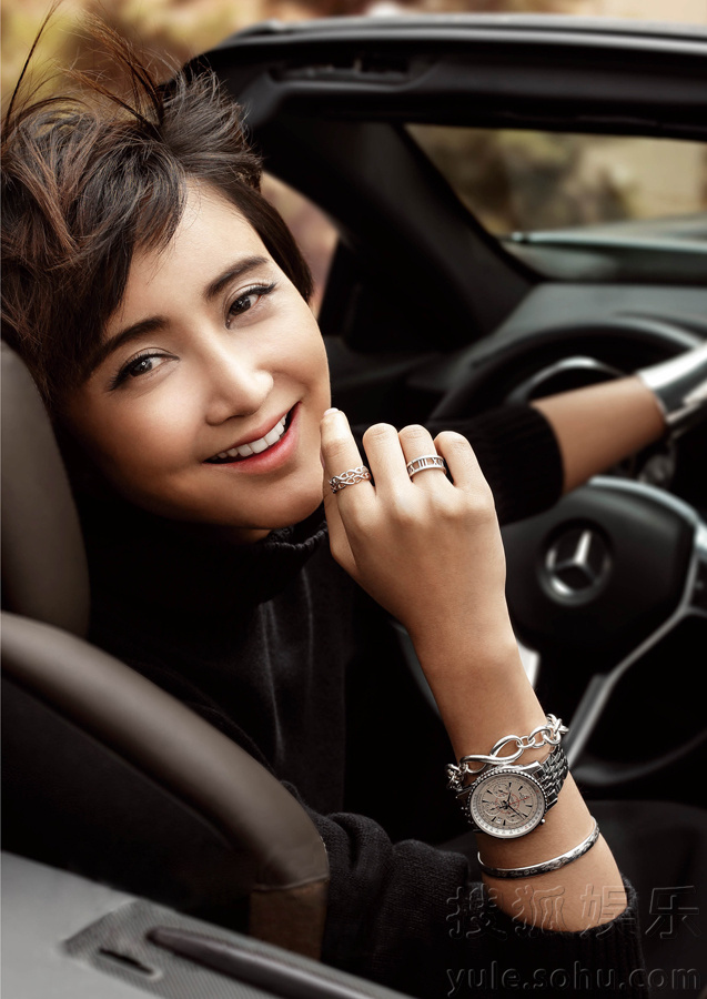 　　张歆艺超跑上拍写真 变身上东区女孩展极致魅惑