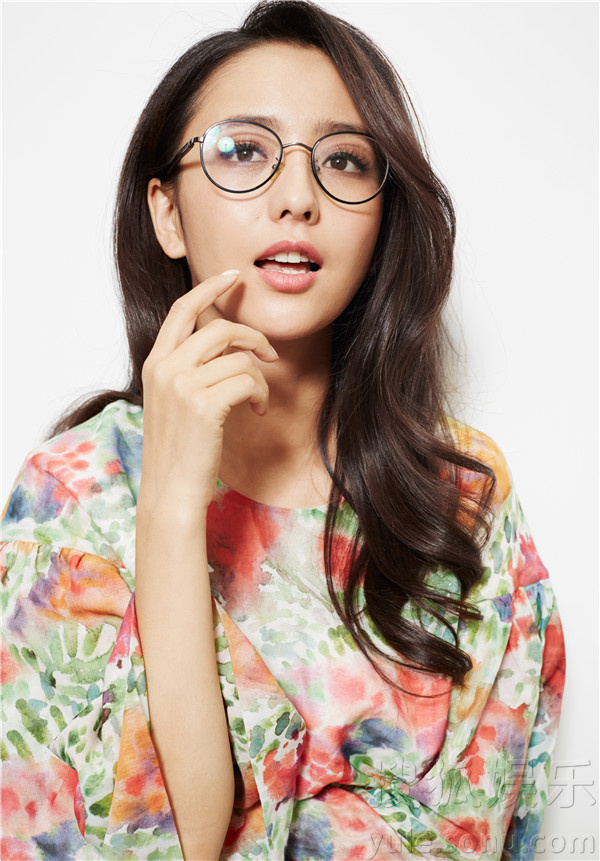     佟丽娅婚后最新大片曝光 清新卖萌宛若少女