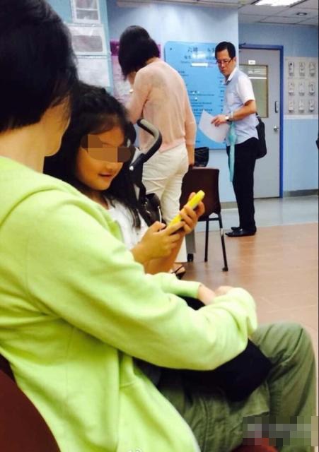 文章马伊琍携大女儿赴港 好友张嘉译作陪