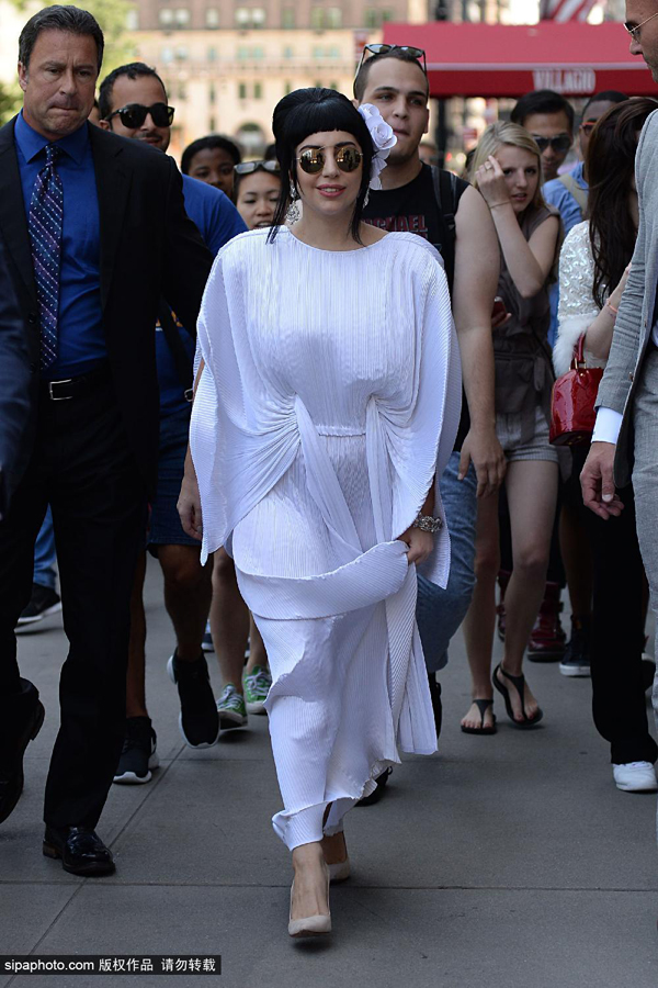 Lady Gaga憋足齐刘海变“逗比”