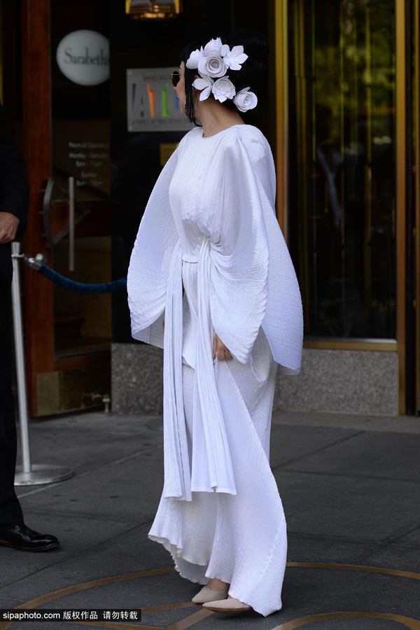 Lady Gaga憋足齐刘海变“逗比”