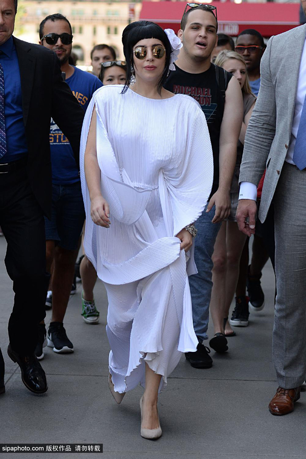 Lady Gaga憋足齐刘海变“逗比”