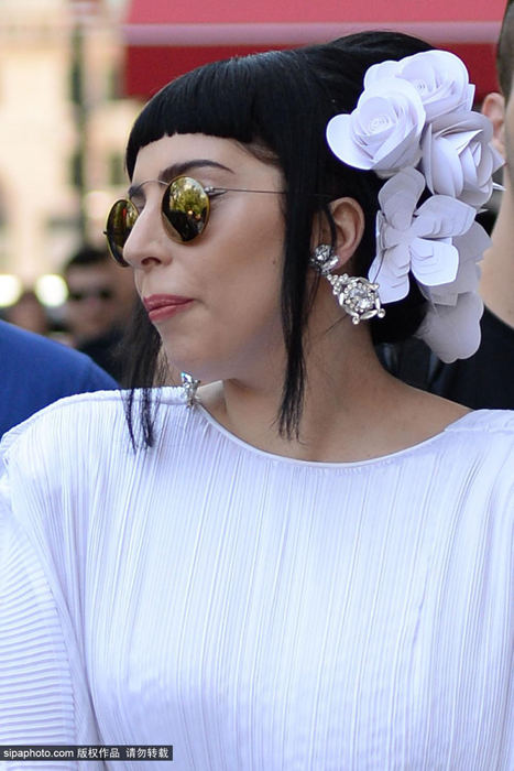 Lady Gaga憋足齐刘海变“逗比”
