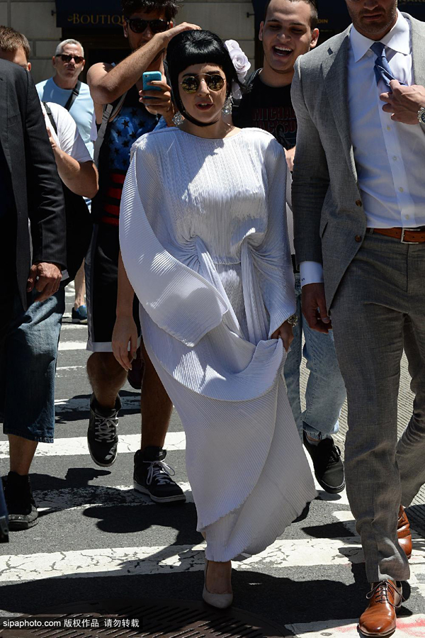 Lady Gaga憋足齐刘海变“逗比”