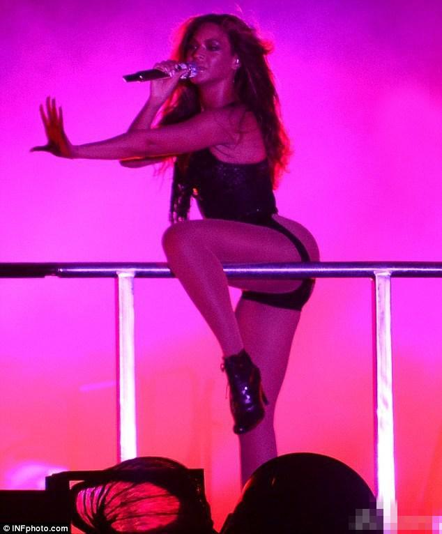 碧昂丝着黑丝跳热辣钢管舞