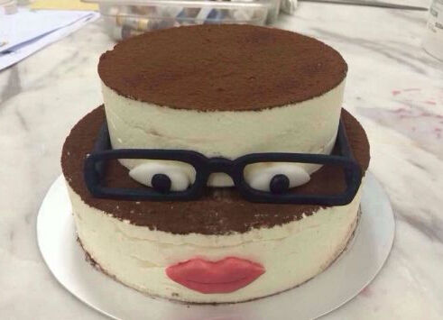 章子怡晒蛋糕照为汪峰庆生：爱是你和我