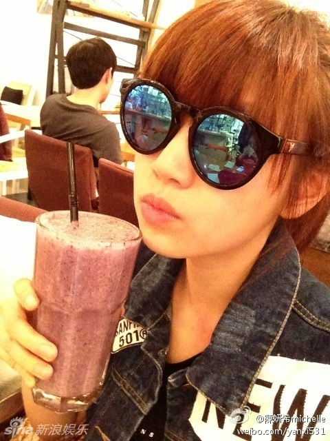 陈妍希享悠闲时光 戴墨镜嘟嘴卖萌