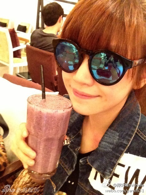 陈妍希享悠闲时光 戴墨镜嘟嘴卖萌