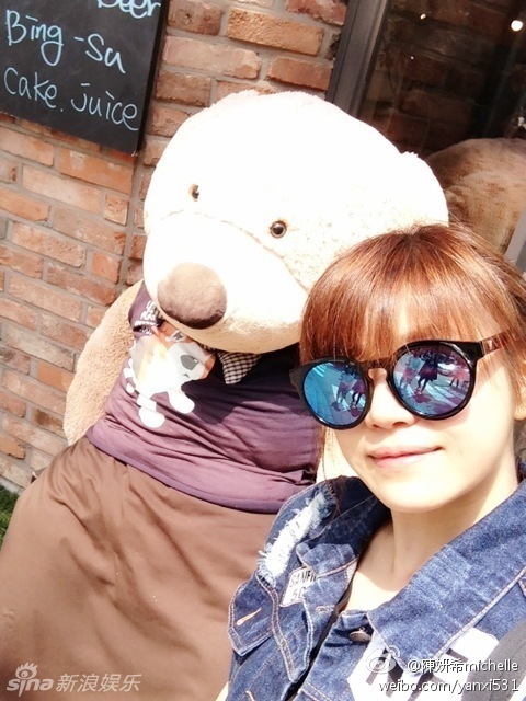 陈妍希享悠闲时光 戴墨镜嘟嘴卖萌