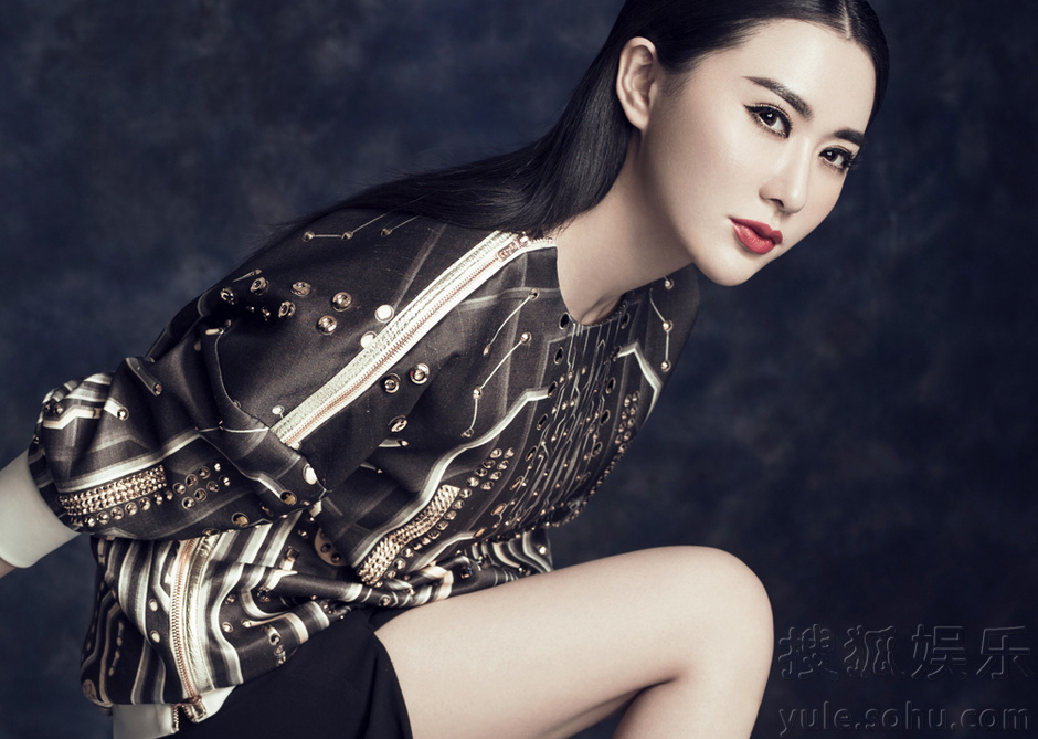     女星石天琦写真曝光 大气复古突显别样潮范儿