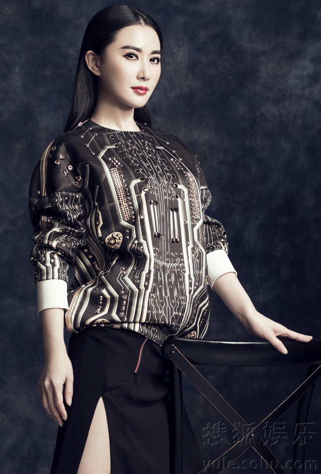     女星石天琦写真曝光 大气复古突显别样潮范儿