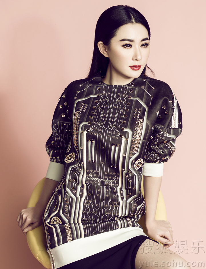     女星石天琦写真曝光 大气复古突显别样潮范儿