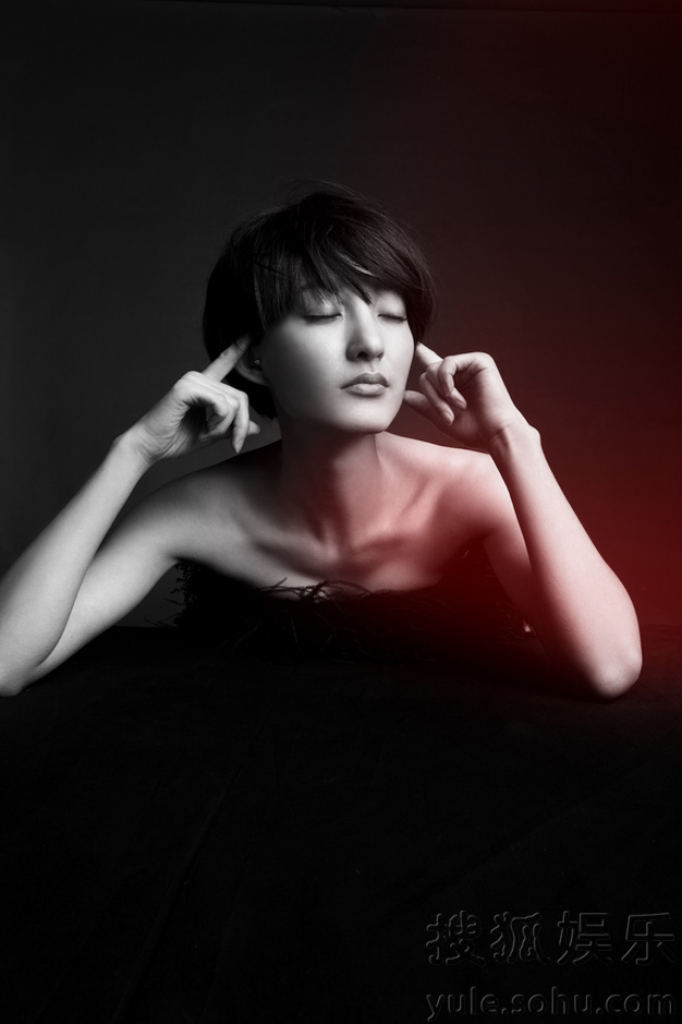     王丽坤曝夏日光影写真 俏丽短发凸显高冷气场