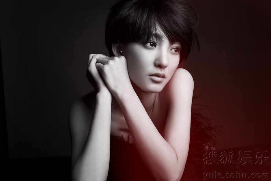     王丽坤曝夏日光影写真 俏丽短发凸显高冷气场