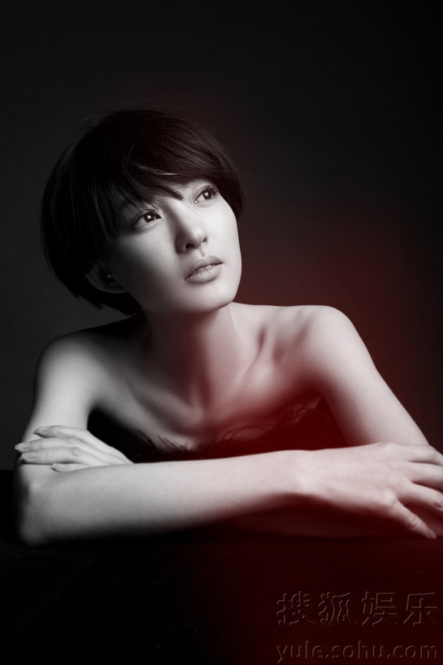     王丽坤曝夏日光影写真 俏丽短发凸显高冷气场