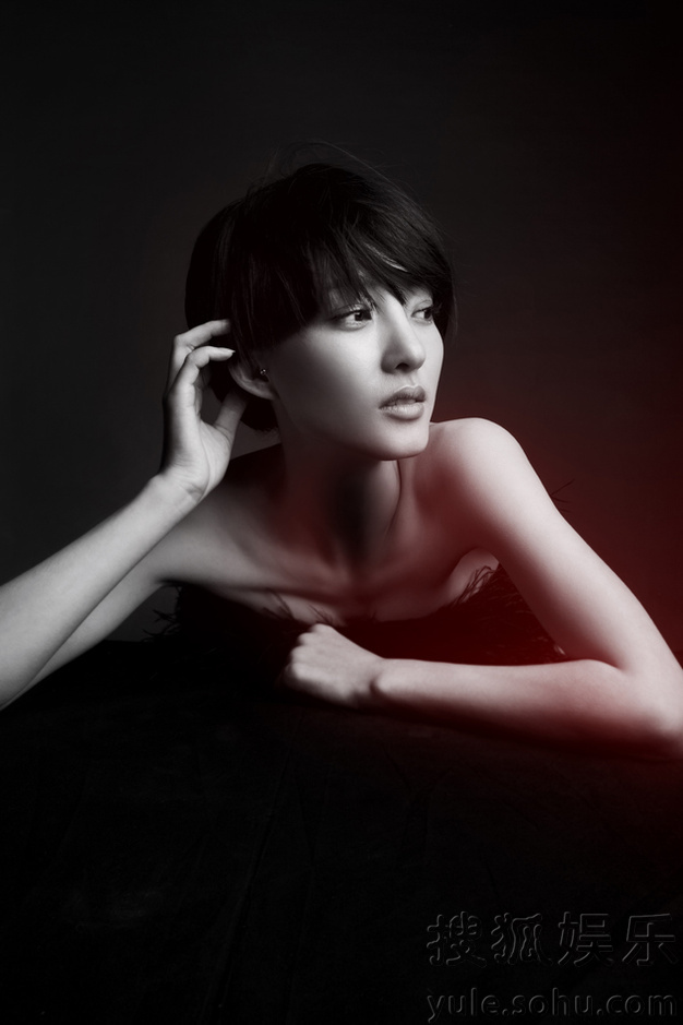     王丽坤曝夏日光影写真 俏丽短发凸显高冷气场