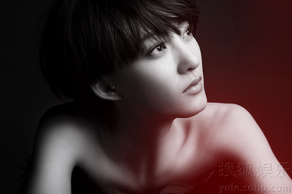     王丽坤曝夏日光影写真 俏丽短发凸显高冷气场