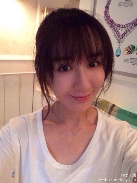 娄艺潇清纯造型