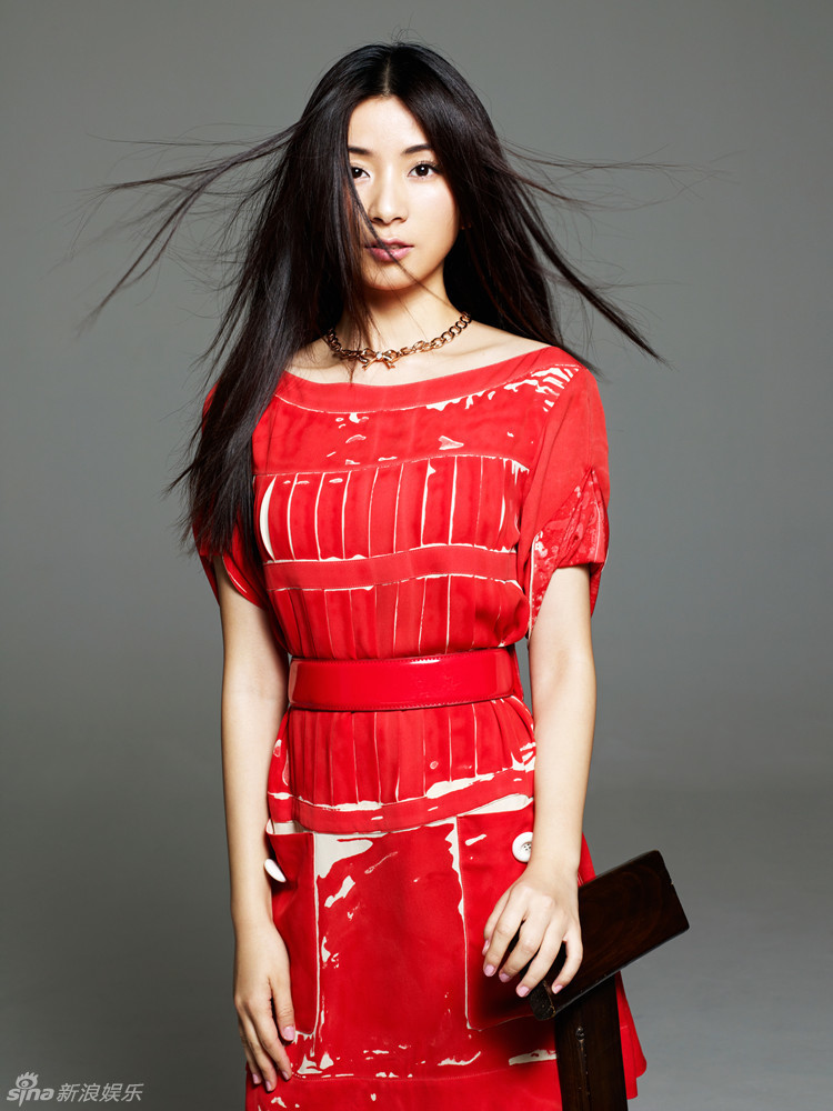     刘庭羽时尚大片性感卷发尽显妩媚