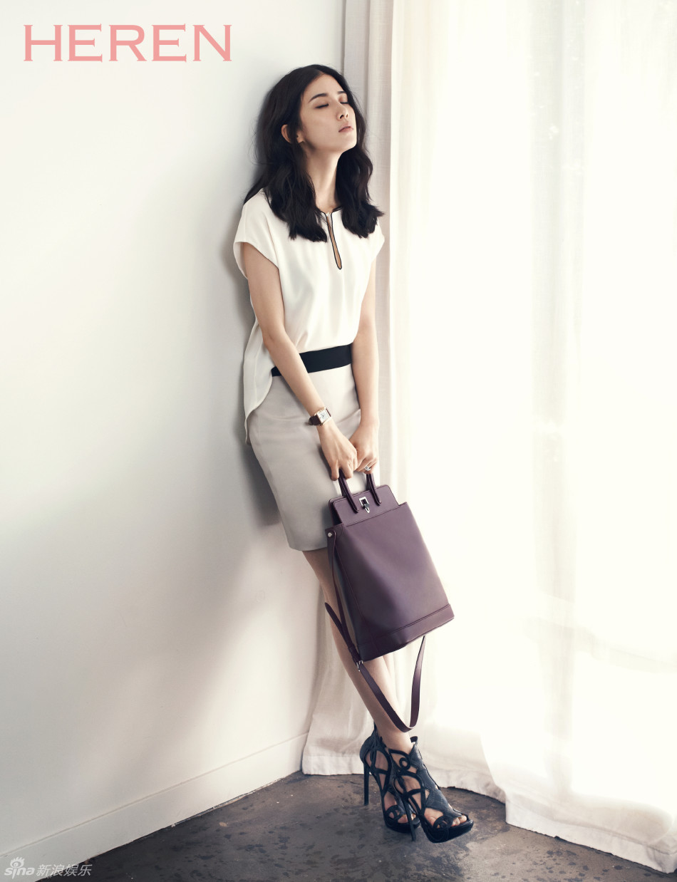 演员李宝英拍写真 散发优雅人妻女人味