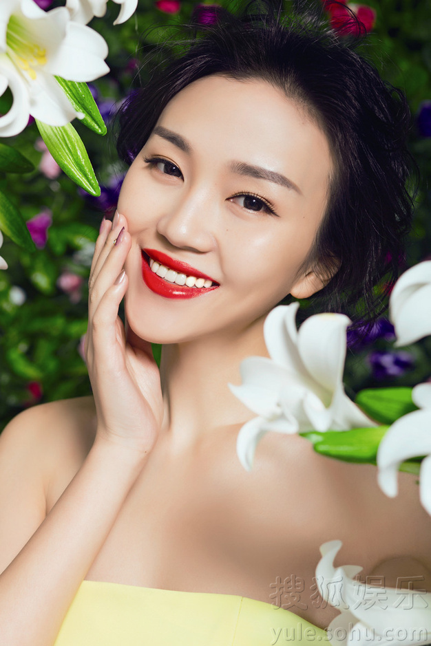     郭露文夏季时尚写真曝光 鹅黄粉蓝华服清新淡雅