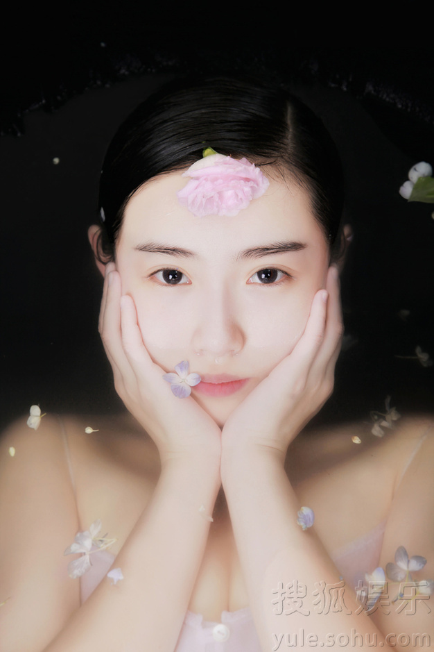     张辛苑水中静态唯美大片 素颜瓷肌宛若出水芙蓉