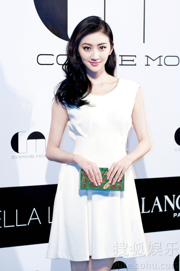     景甜白裙助阵吕燕品牌大秀