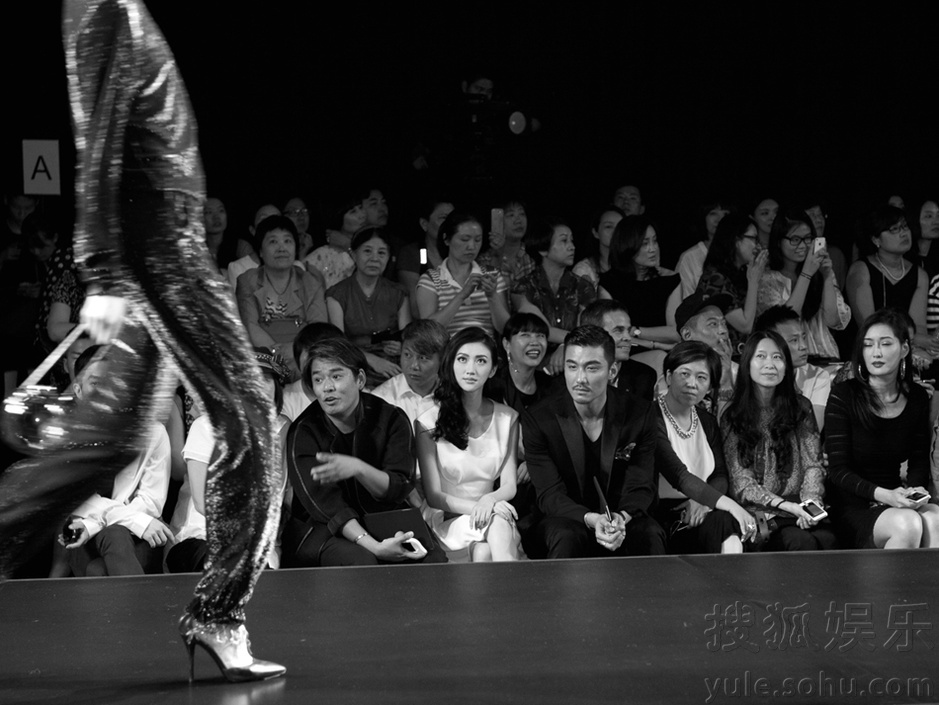     景甜白裙助阵吕燕品牌大秀