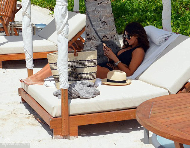 爱丽-兰德里性感比基尼秀火辣胴体