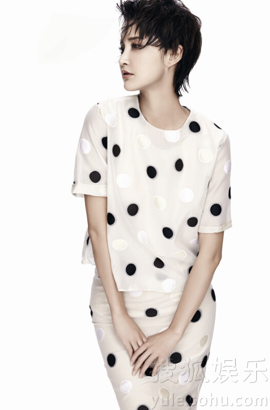     张歆艺最新杂志写真曝光 诠释轻熟女优雅范儿