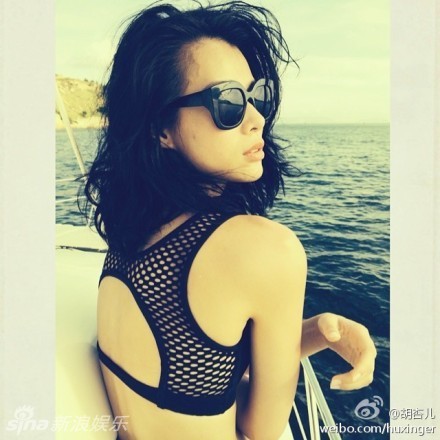     胡杏儿大秀美胸 身材苗条