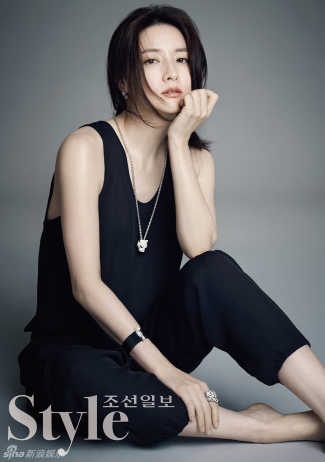 演员李英爱拍写真 牛仔裤难掩优雅妩媚