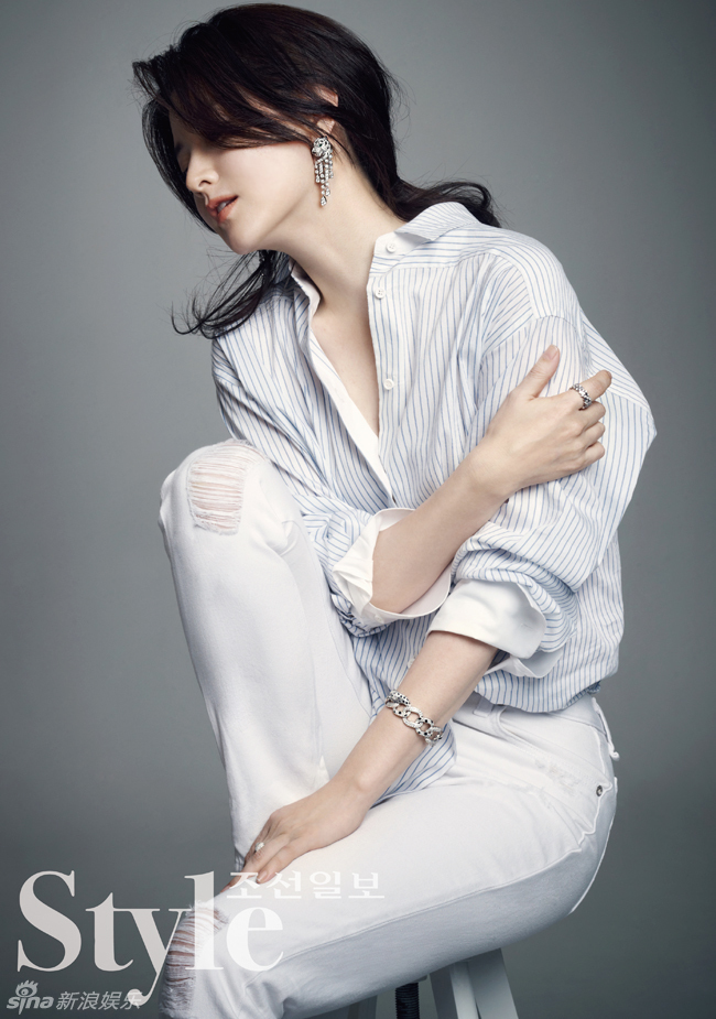 演员李英爱拍写真 牛仔裤难掩优雅妩媚