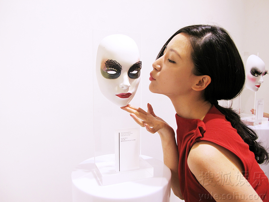     刘梓妍优雅红裙亮相时尚艺术展 