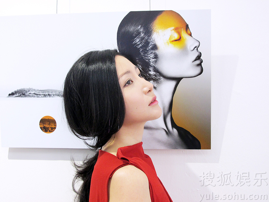     刘梓妍优雅红裙亮相时尚艺术展 