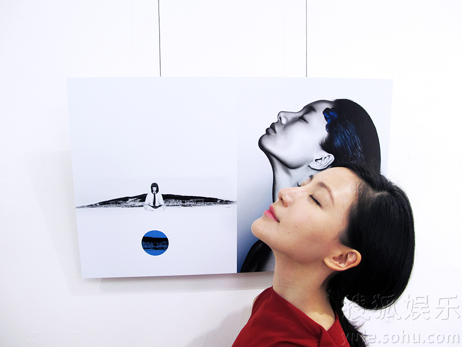     刘梓妍优雅红裙亮相时尚艺术展 