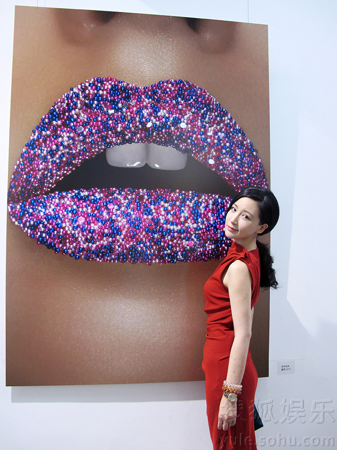     刘梓妍优雅红裙亮相时尚艺术展 