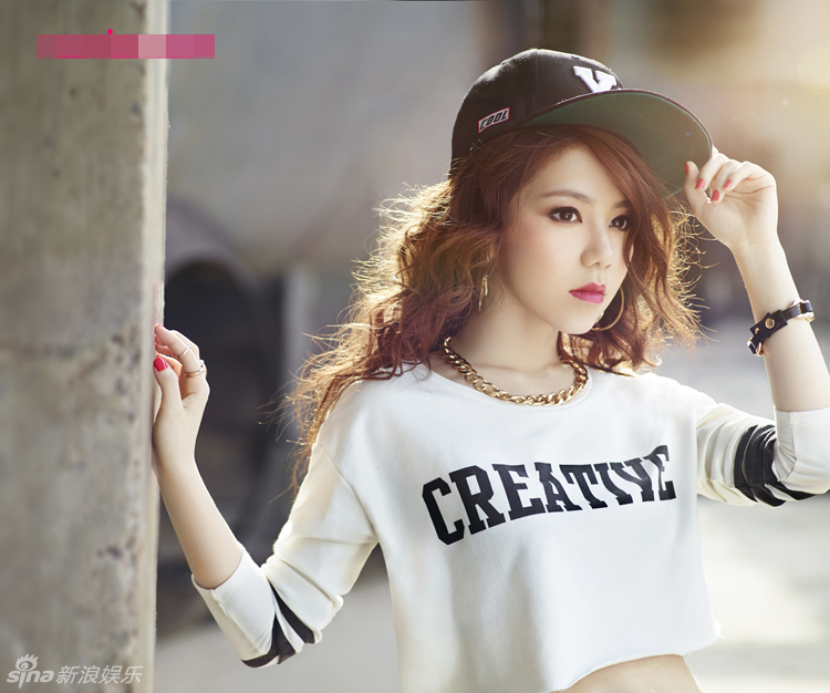 邓紫棋夏日街拍活力 露脐装秀性感蛮腰