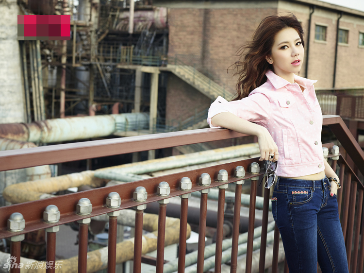 邓紫棋夏日街拍活力 露脐装秀性感蛮腰