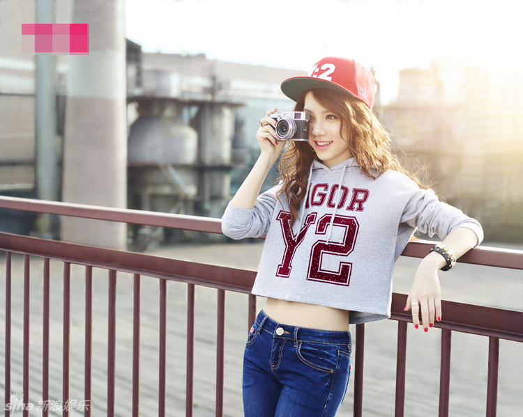 邓紫棋夏日街拍活力 露脐装秀性感蛮腰