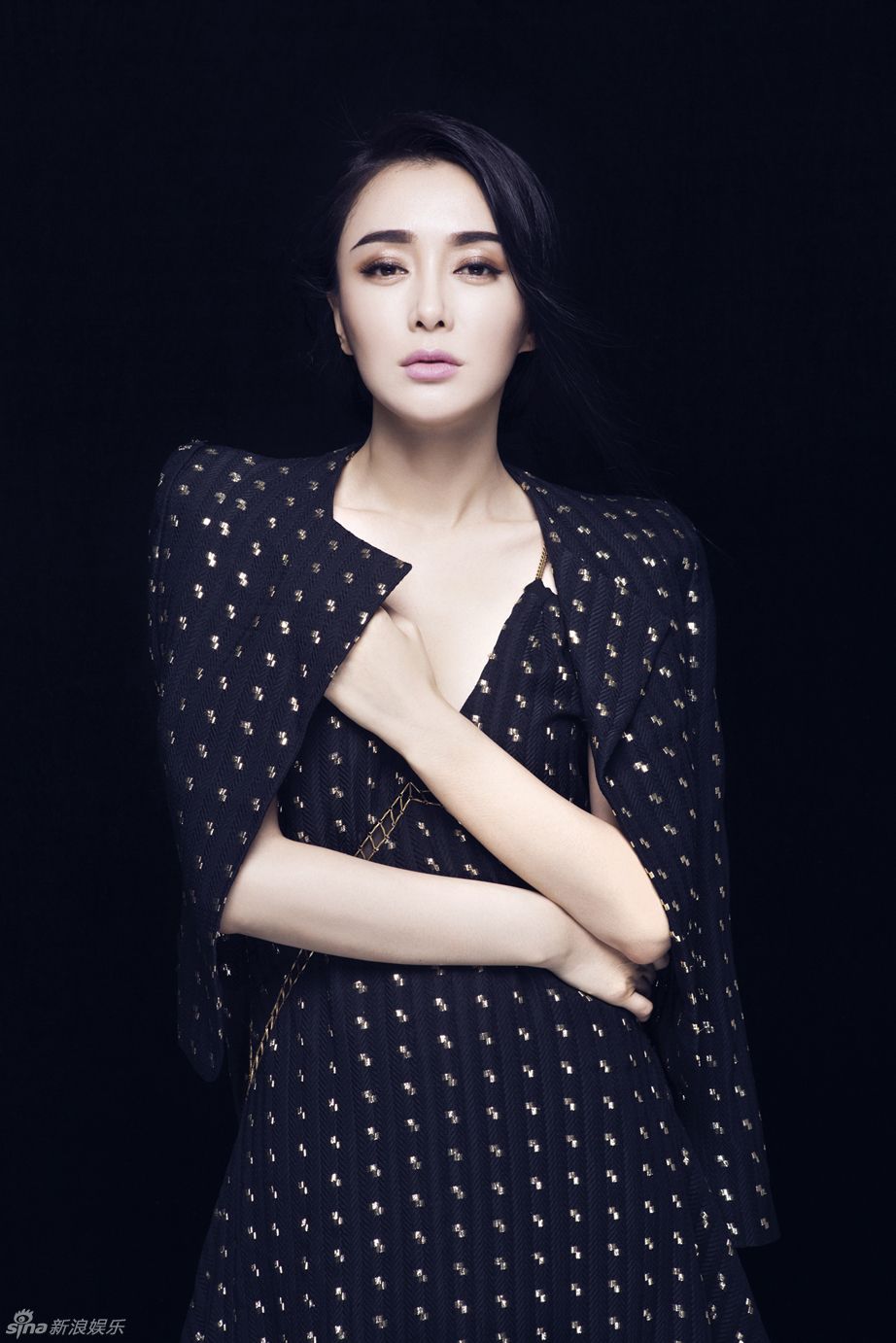 秦岚封面大片曝光 帅气干练显熟女风范