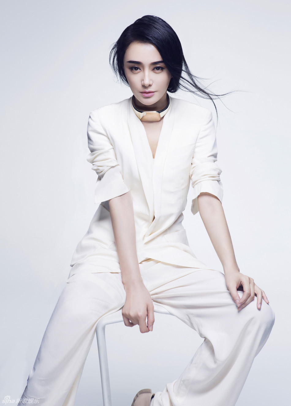 秦岚封面大片曝光 帅气干练显熟女风范