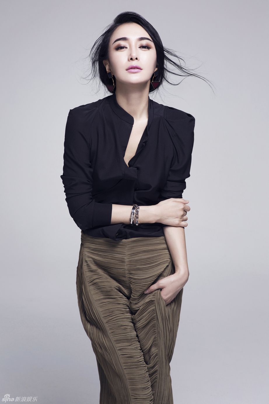 秦岚封面大片曝光 帅气干练显熟女风范