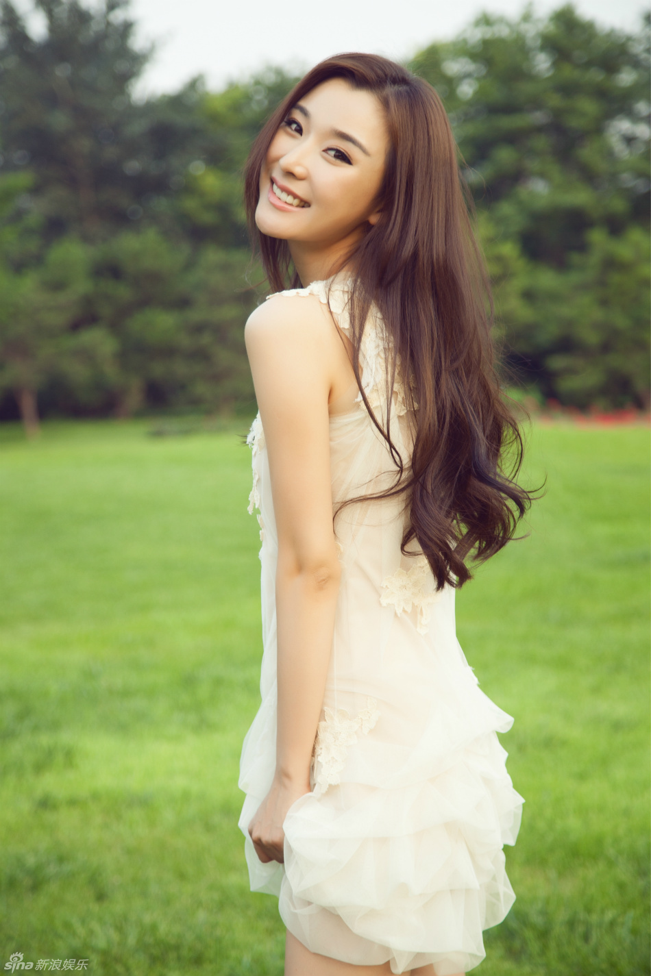     冯婧杂志大片甜美楚楚动人