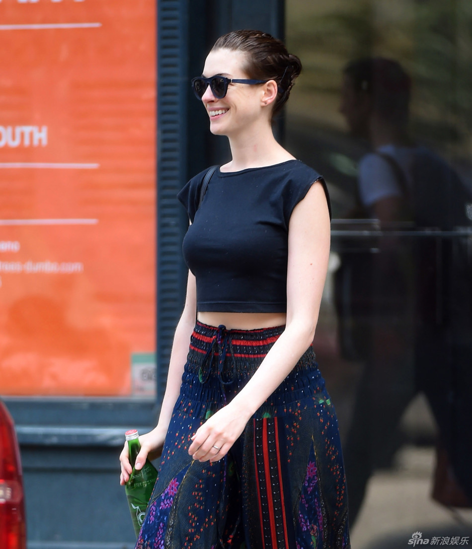 海瑟薇民族风装扮抢眼 大步流星一脸甜笑