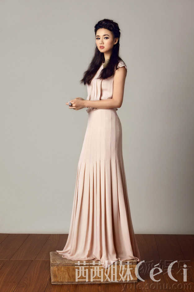     江铠同冷艳洋装大片曝光