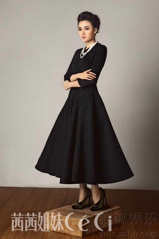     江铠同冷艳洋装大片曝光