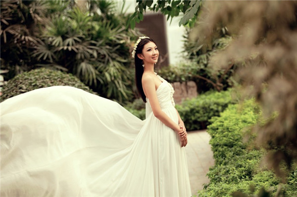 纳兰雪玉足戏水写真曝光 被封“最美田园女孩”