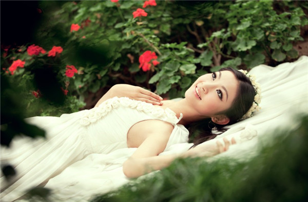 纳兰雪玉足戏水写真曝光 被封“最美田园女孩”