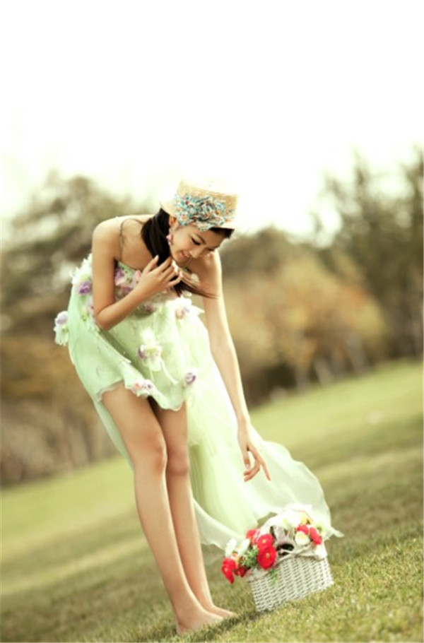 纳兰雪玉足戏水写真曝光 被封“最美田园女孩”